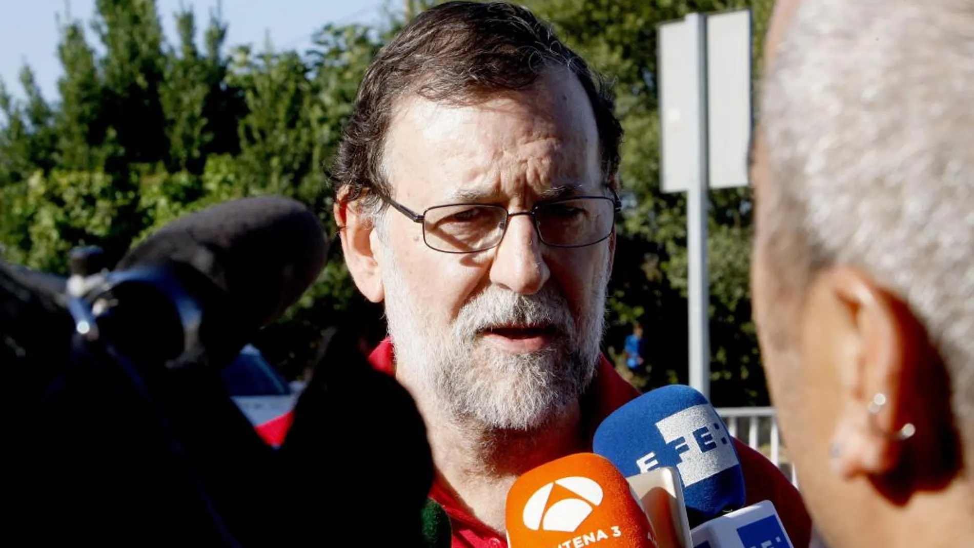 El presidente del Gobierno en funciones, Mariano Rajoy, hace declaraciones a los medios tras su recorrido por la ruta del río Umia, situada en el municipio de Ribadumia (Pontevedra).