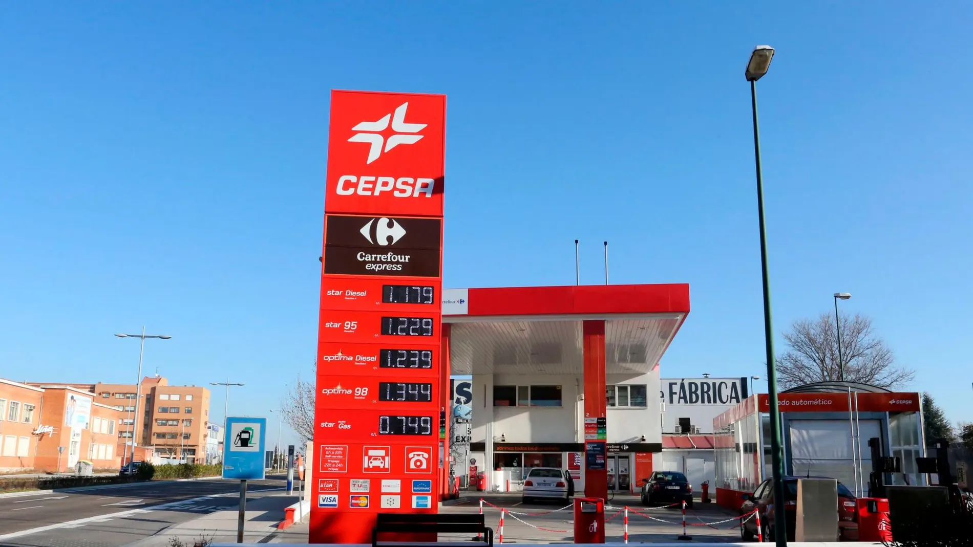 Gasolinera céntrica de Valladolid con los nuevos precios del combustible