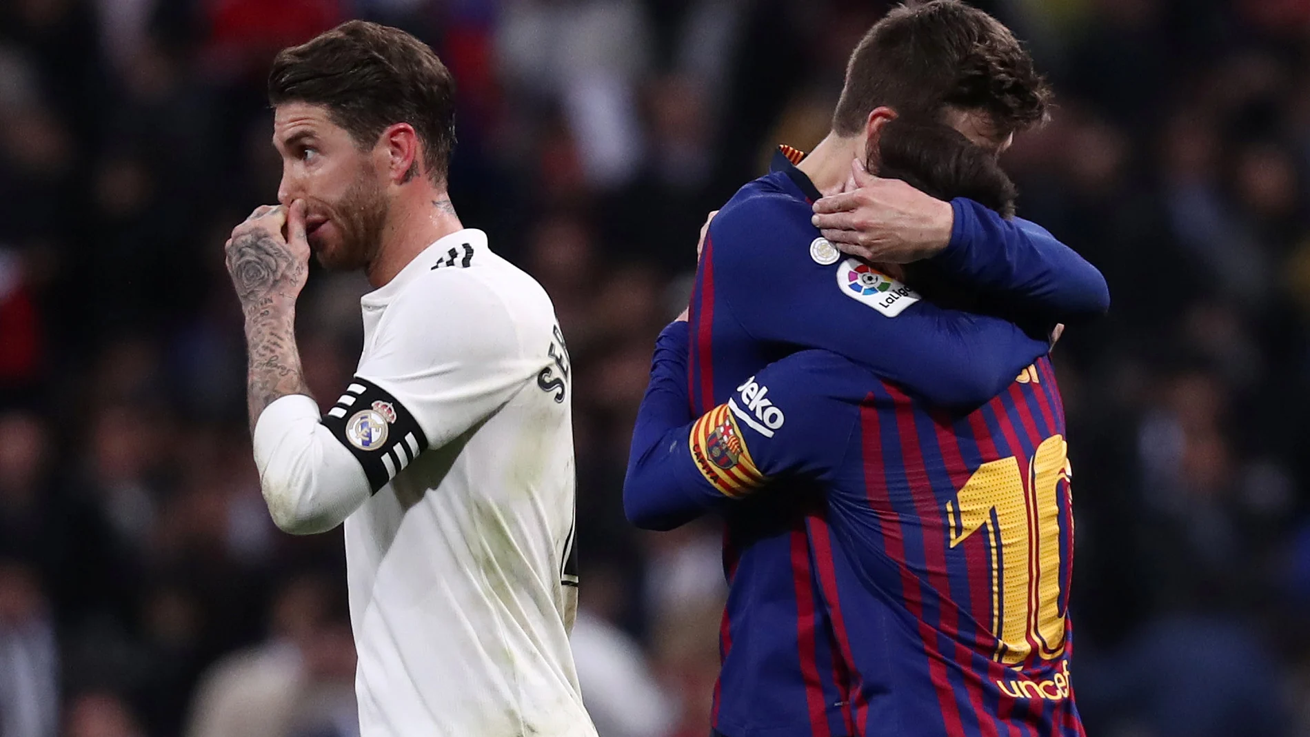 Piqué celebra la victoria, con Sergio Ramos detrás