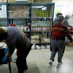 Un grupo de voluntarios de San Vicente de Paúl, ayer, preparando los alimentos para el reparto semanal en la calle San Pedro