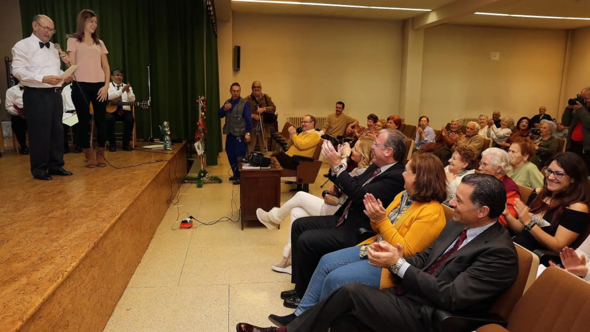 El alcalde de León, Antonio Silván, asiste a las actividades de la residencia