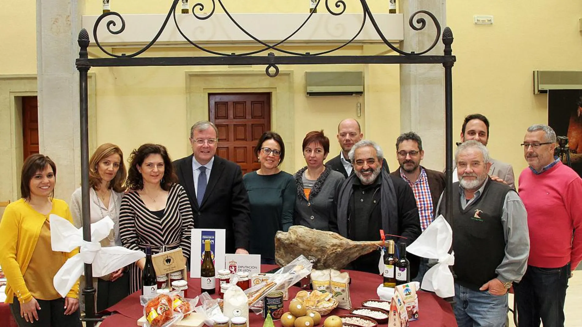 Antonio Silván junto con representantes de las denominaciones de origen, indicaciones geográficas protegidas y marcas de calidad de la provincia de León