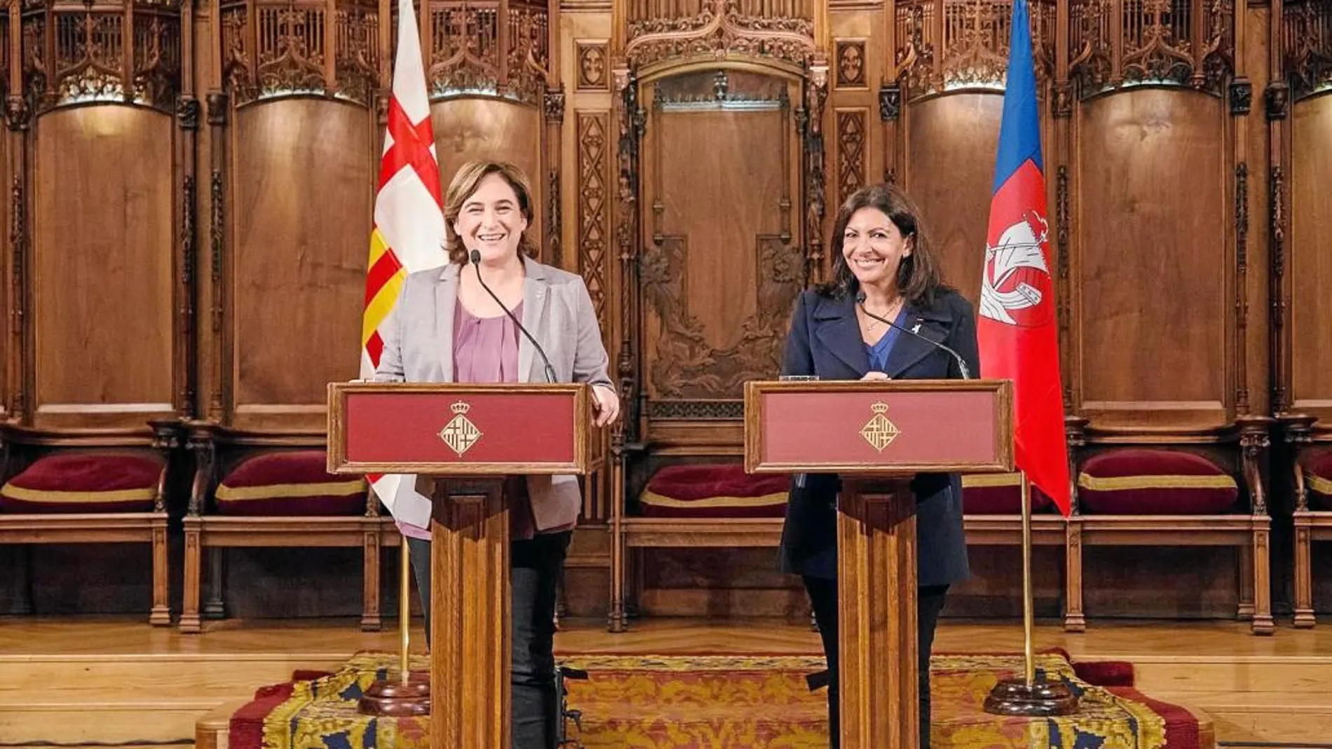 La alcaldesa de París, Anne Hidalgo, y la de Barcelona, Ada Colau, firmaron ayer un pacto de cooperación y amistad entre las dos ciudades con motivo de las fiestas de la Mercè que tienen a la capital francesa como invitada.