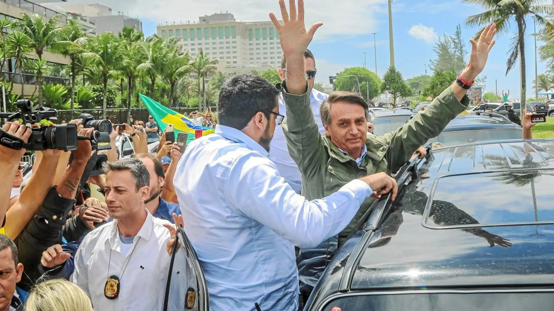 Bolsonaro saluda a sus seguidores en Barra de Tijuca, en Río de Janeiro