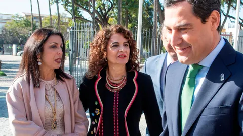 La ministra de Hacienda, la sevillana María Jesús Montero (c), junto a Juanma Moreno y Marta Bosquet / Foto: Manuel Olmedo