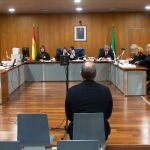 El entrenador de fútbol base de 45 años durante el juicio de hoy a puerta cerrada en la Sección Tercera de la Audiencia Provincial de Málaga / Efe