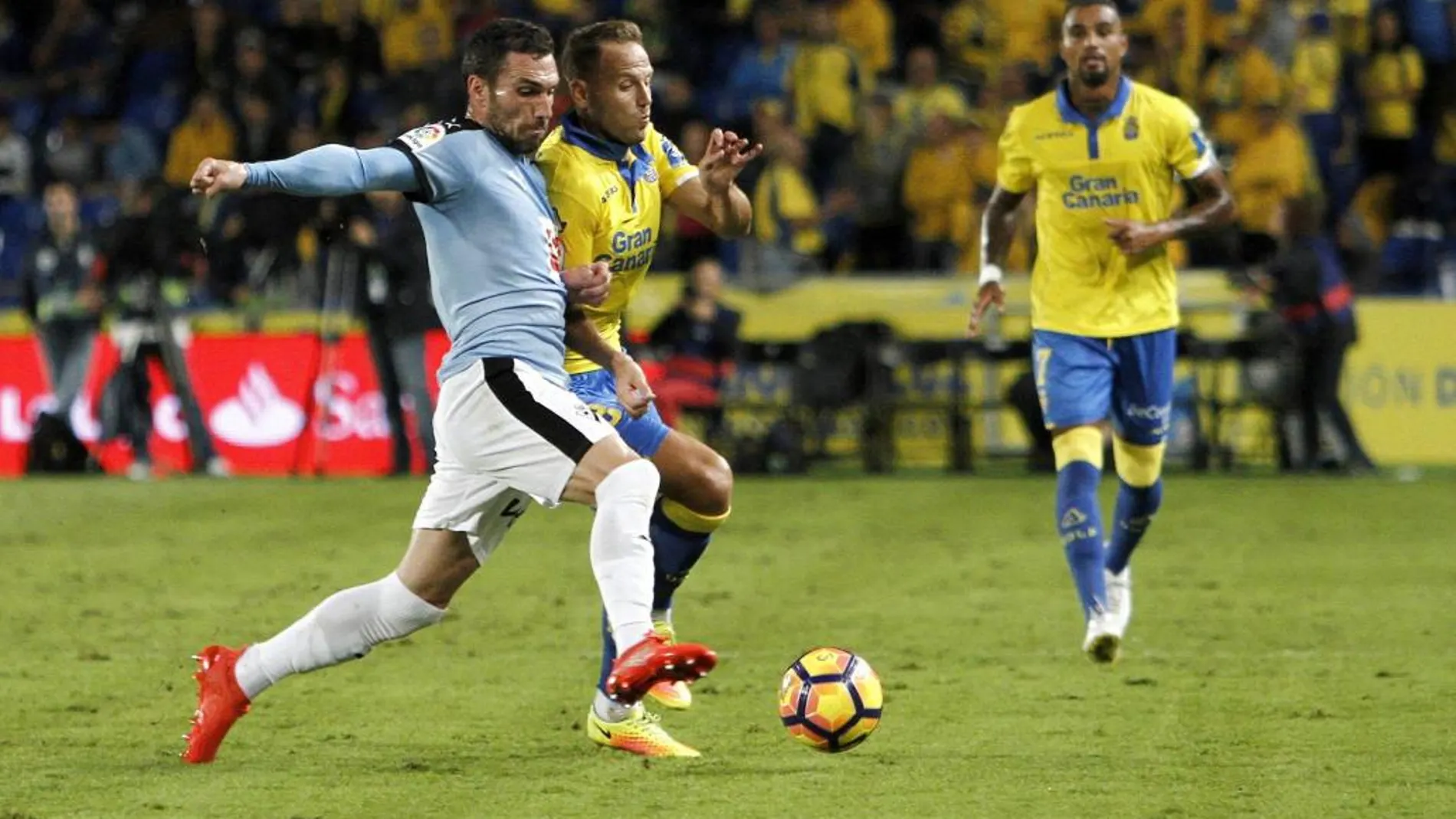El defensa de Las Palmas Dani Castellano (d) y el defensa del Eibar Anaitz Arbilla (i), durante el partido