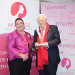 El Padre Ángel, de Mensajeros de la Paz, recibe el Premio el «Hombre que más apoya a las mujeres» de manos de Giovanna G. de Calderón, presidenta de (MDE).