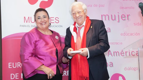 El Padre Ángel, de Mensajeros de la Paz, recibe el Premio el «Hombre que más apoya a las mujeres» de manos de Giovanna G. de Calderón, presidenta de (MDE).