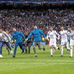 Celebración en el césped del Bernabéu tras el empate contra el Bayern y la clasificación por tercera vez consecutiva para una final de la Champions / Alberto R. Roldán