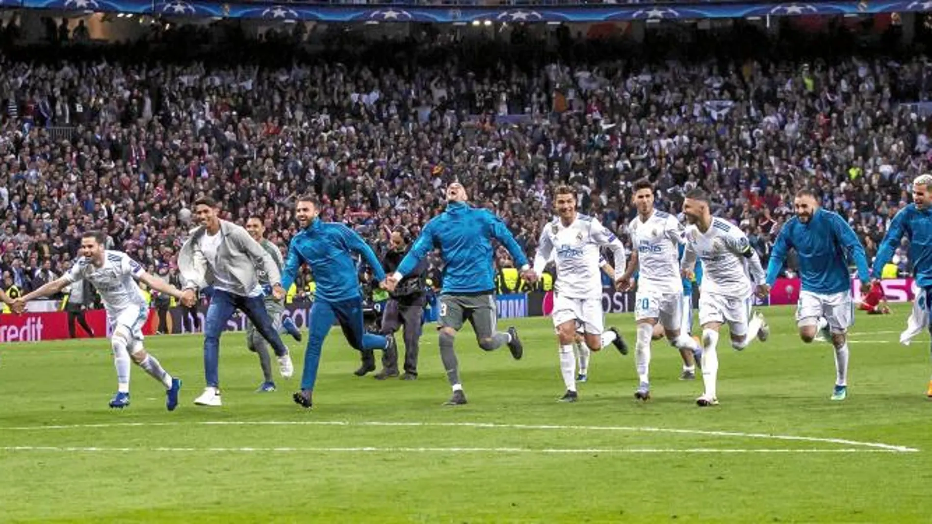 Celebración en el césped del Bernabéu tras el empate contra el Bayern y la clasificación por tercera vez consecutiva para una final de la Champions / Alberto R. Roldán