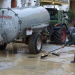Labores de limpieza en las calles y casas de Cártama (Málaga), tras las fuertes lluvias
