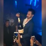 Descorcha una botella de champán de 34.000 euros y se le cae al suelo