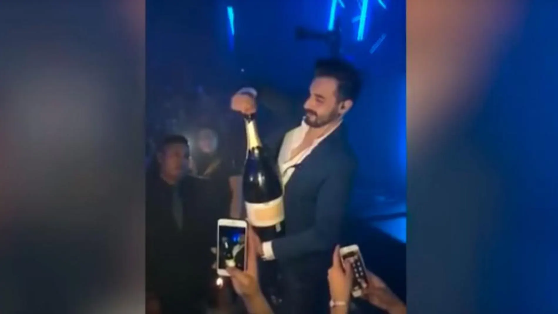Descorcha una botella de champán de 34.000 euros y se le cae al suelo