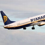 Tripulantes de cabina denuncian a Ryanair por irregularidades y presunto fraude en los contratos laborales