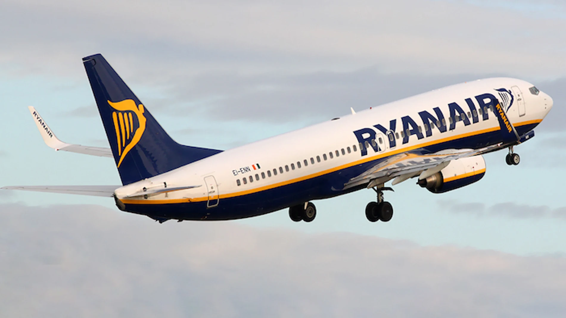 Tripulantes de cabina denuncian a Ryanair por irregularidades y presunto fraude en los contratos laborales
