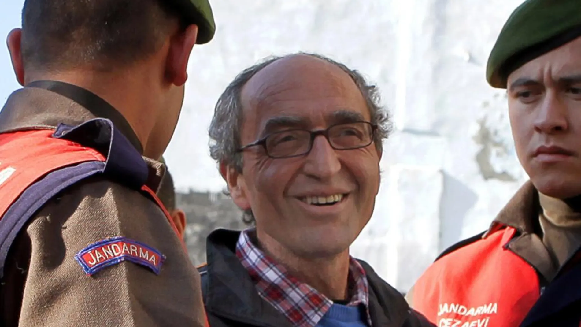 Dogan Akhanli es escoltado hasta el tribunal en 2010