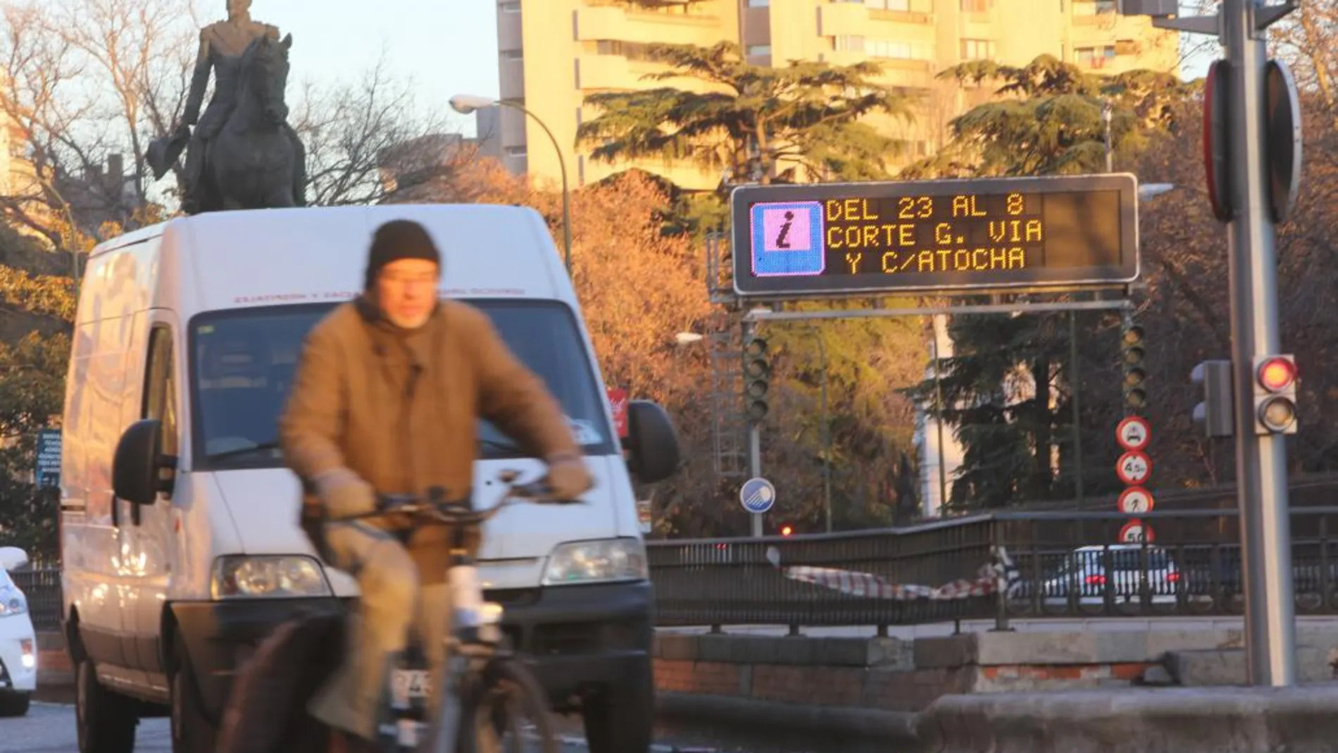 Hoy se ha podido ver a más ciudadanos en bicicleta por las calles de Madrid.