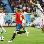 Iniesta intenta controlar la pelota acosado por varios defensores de Marruecos en un partido de la primera fase del torneo