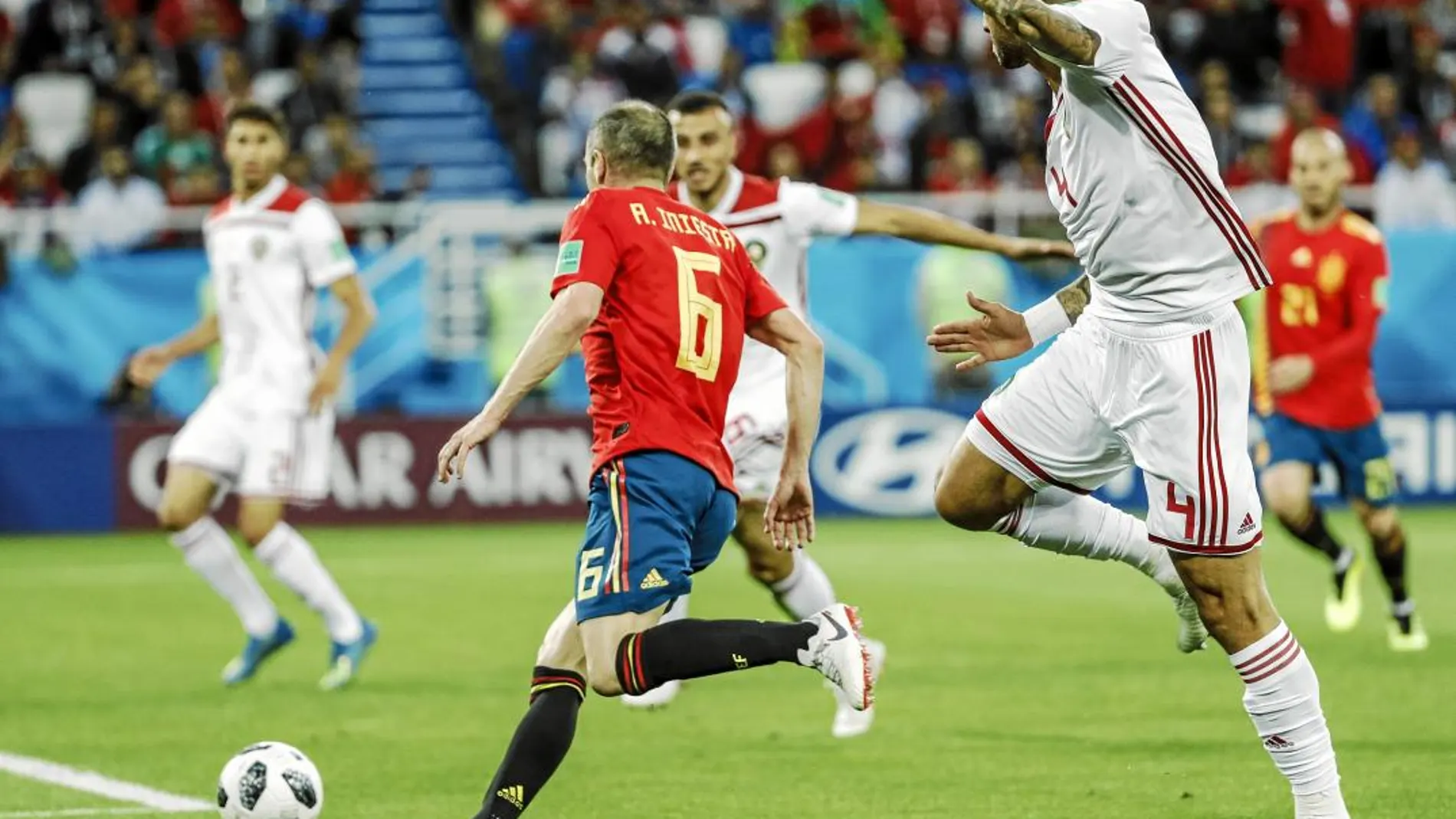 Iniesta intenta controlar la pelota acosado por varios defensores de Marruecos en un partido de la primera fase del torneo