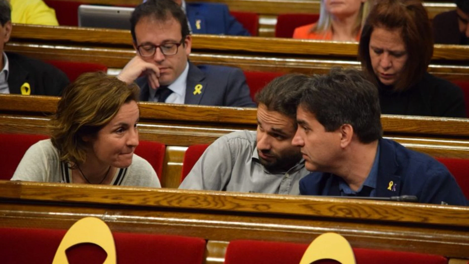 Sergi Sabriá, junto a compañeros de ERC en el Parlament de Cataluña. ERC