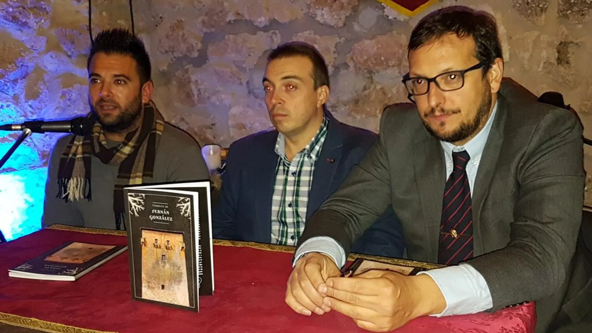 De izquierda a derecha: Oscar Izcara, alcalde de Covarrubias; Rubén Sáez, Doctor en historia y colaborador; Millán Bermejo Barbadillo, dueño del Torreón
