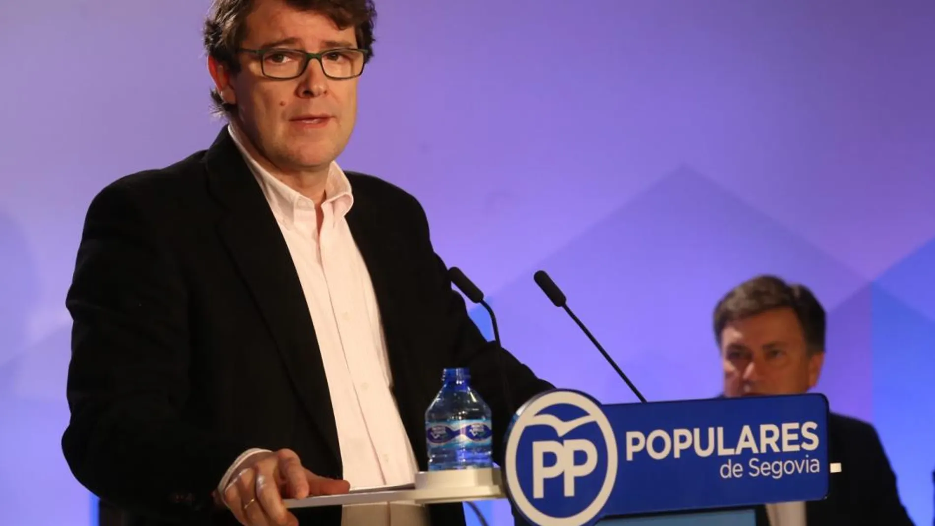 El presidente del PP en Castilla y León, Alfonso Fernández Mañueco, durante su intervención en el comité de alcaldes del PP en Segovia