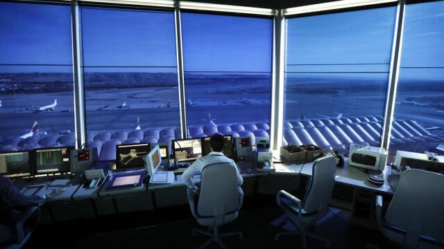 Vista desde la torre de control aéreo del Aeropuerto Adolfo Suárez Madrid-Barajas. EFE/Juan Carlos Hidalgo