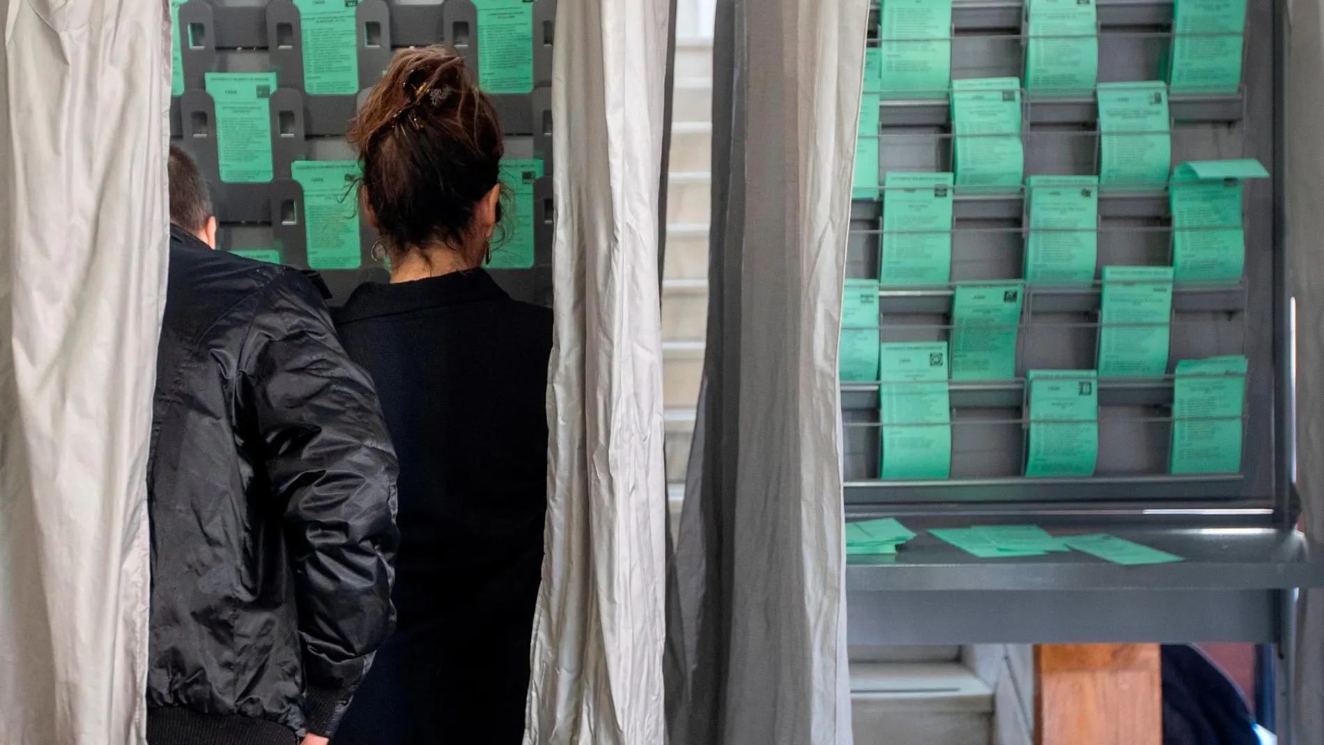 Dos electores escogen su papeleta en los comicios autonómicos del pasado 2 de diciembre / Foto: Efe
