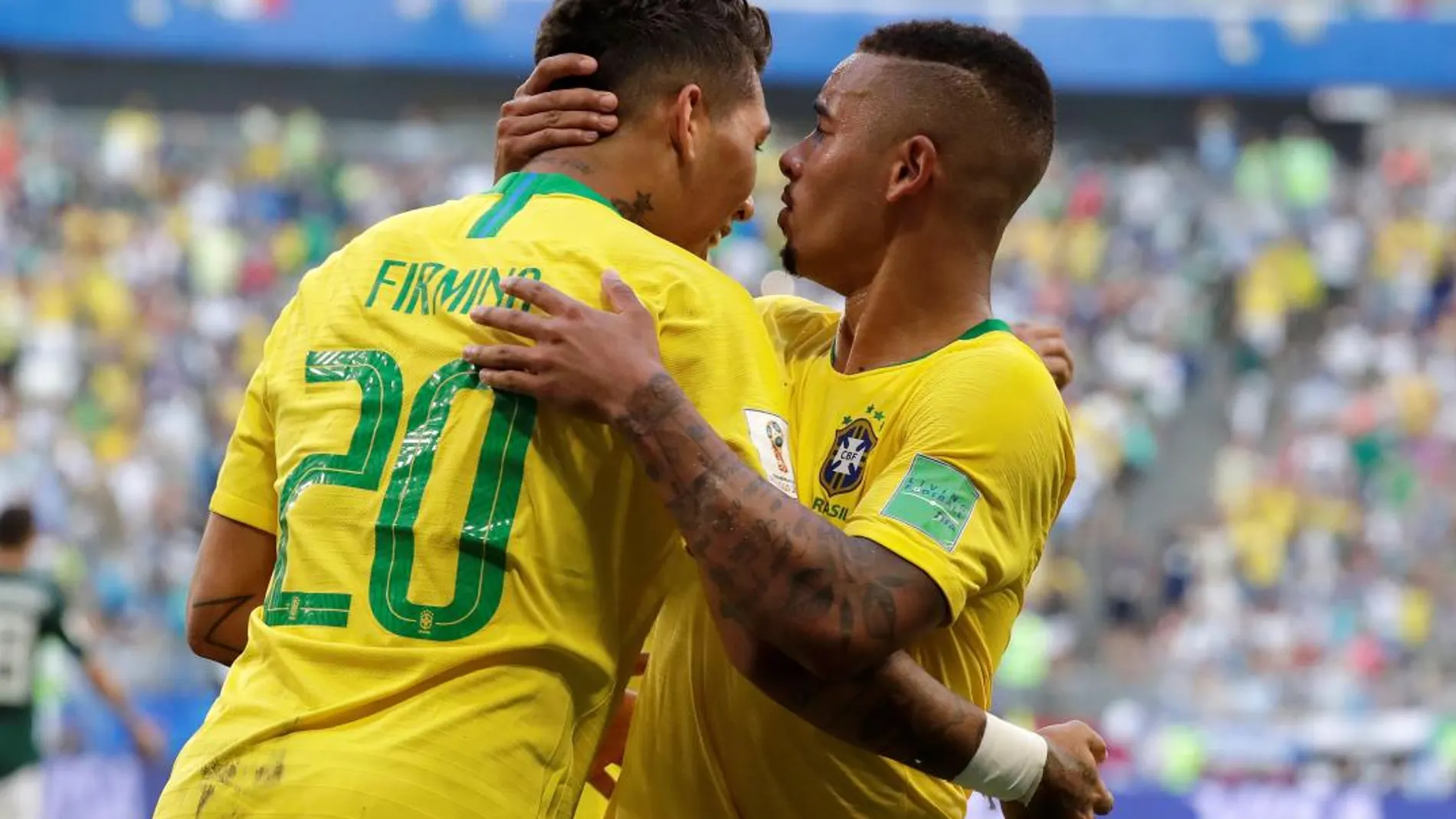El delantero brasileño Firmino celebra tras marcar el 2-0 durante el partido Brasil-México. EFE/Sebastião Moreira