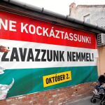 Un cartel del Gobierno húngaro llama al voto en el referéndum: «No deberíamos arriesgarnos. Vota No»