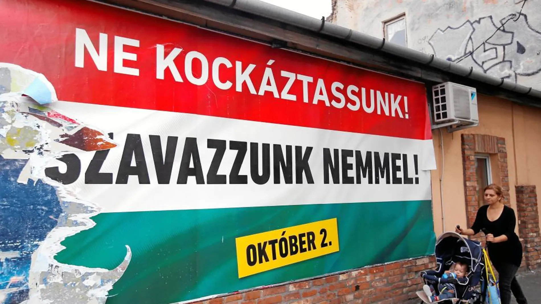 Un cartel del Gobierno húngaro llama al voto en el referéndum: «No deberíamos arriesgarnos. Vota No»