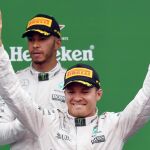 Nico Rosberg celebra su triunfo. Detrás, su compañero de equipo Lewis Hamilton.