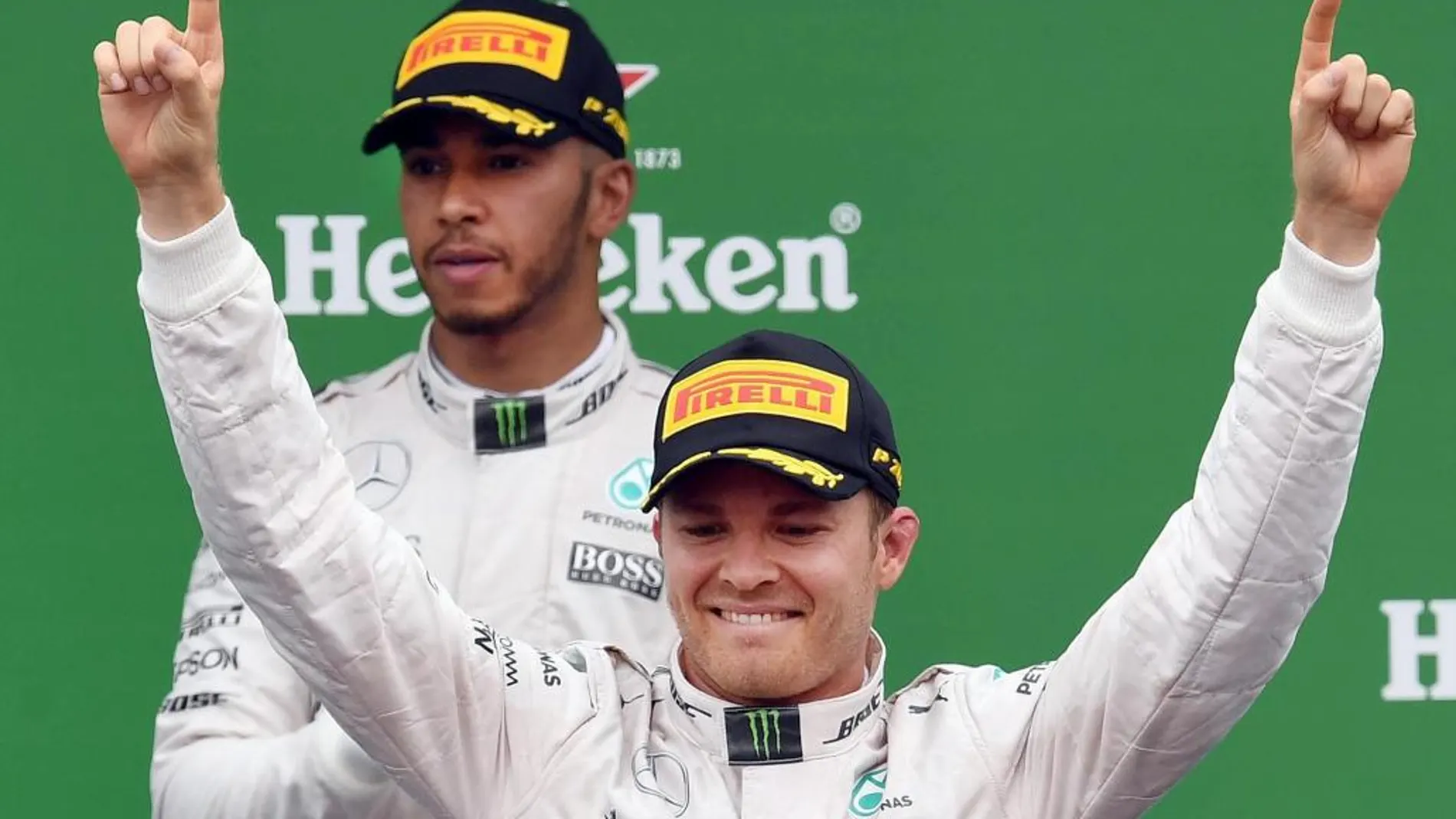Nico Rosberg celebra su triunfo. Detrás, su compañero de equipo Lewis Hamilton.