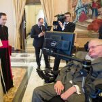 El científico británico, Stephen Hawking junto al papa Franciscodurante la sesión plenaria de la Academia Pontificia de las Ciencias en el Vaticano el pasado 28 de noviembre