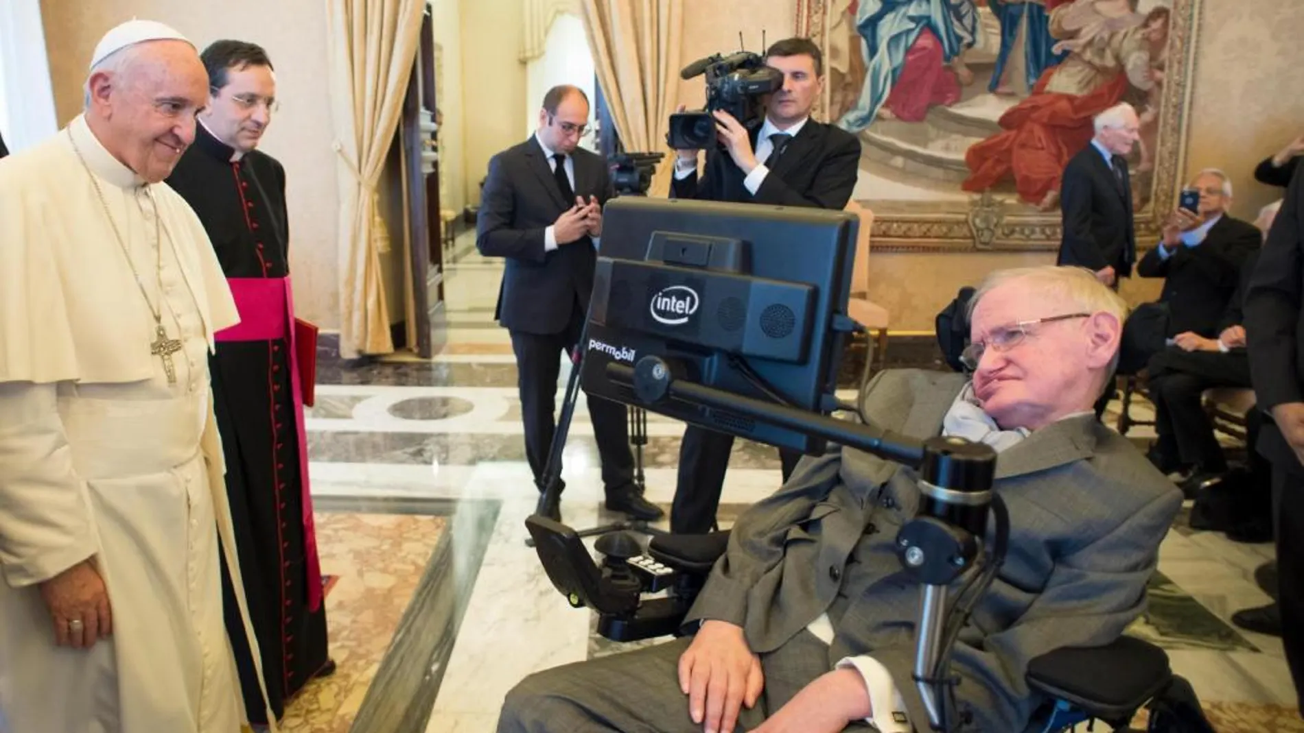 El científico británico, Stephen Hawking junto al papa Franciscodurante la sesión plenaria de la Academia Pontificia de las Ciencias en el Vaticano el pasado 28 de noviembre