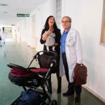 María José Ortega, con su bebé en brazos, ha sido madre gracias a una técnica del Hospital Clínic/Efe