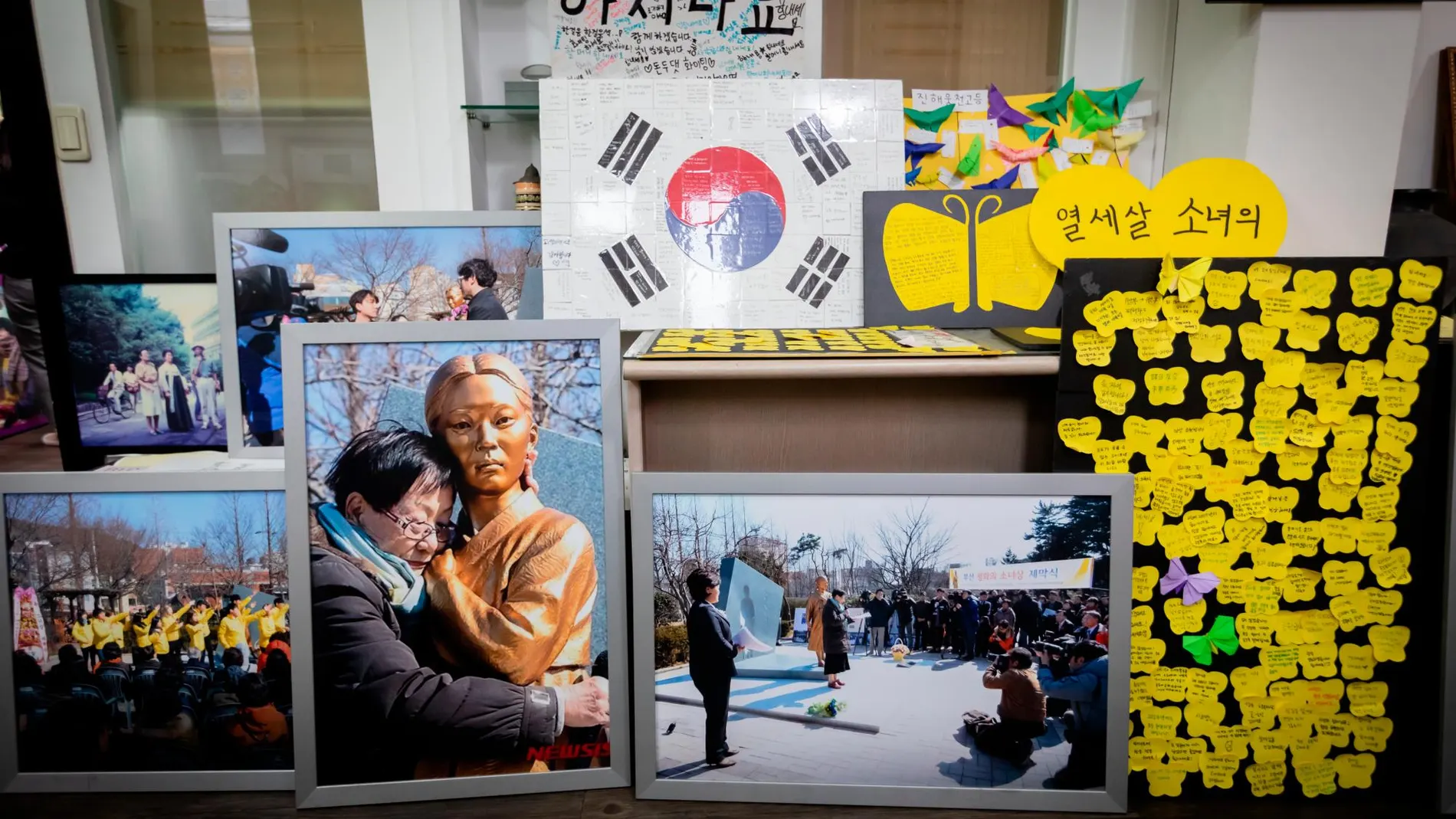 Kim abraza a una de las estatuas de niñas que hay frente a las embajadas japonesas/Fotos: Yun/Kocis
