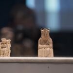 Reina de ajedrez de marfil de morsa que data entre los años 1.300-1.500 d.c