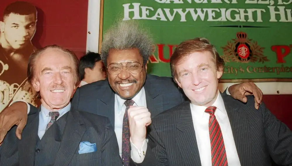 Fred Trump y su hijo Donald, junto a Don King (centro)