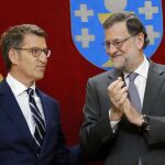 Alberto Núñez Feijóo, tras prometer su cargo como presidente de la Xunta de Galicia, en presencia del presidente del Gobierno, Mariano Rajoy