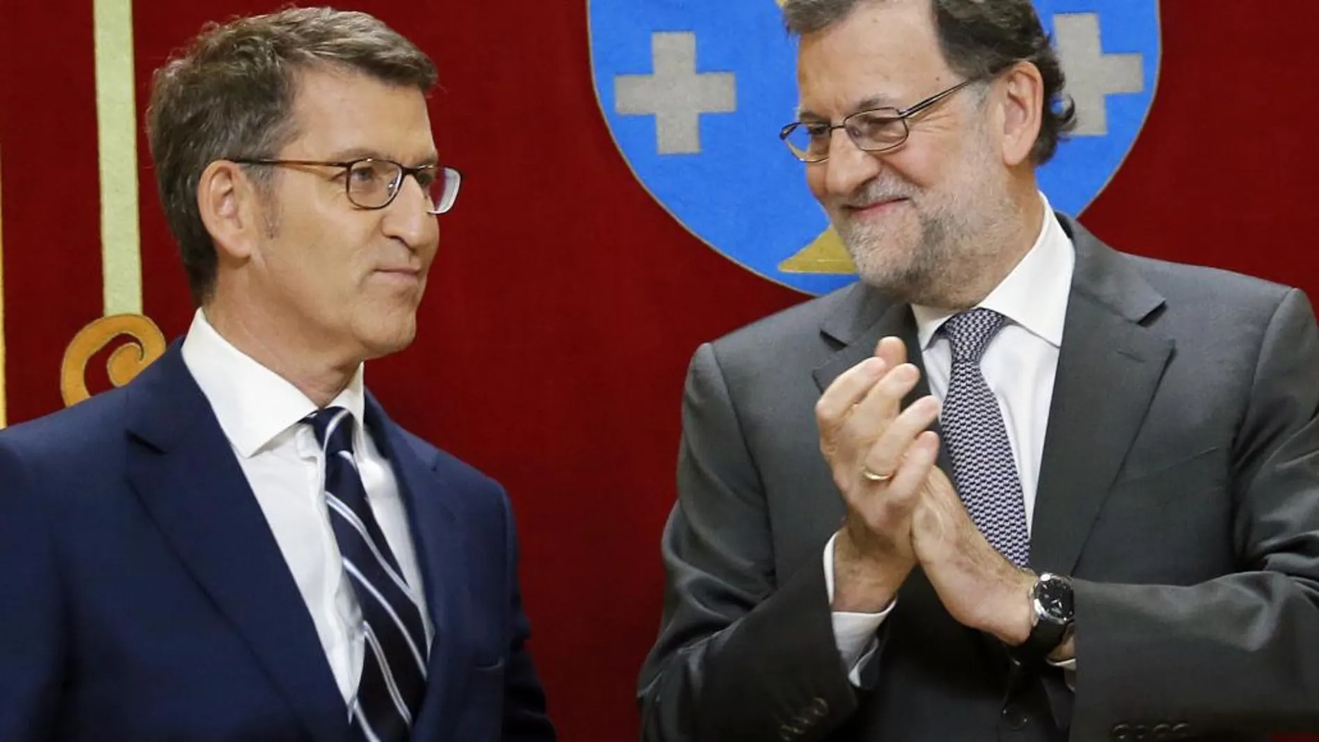 Alberto Núñez Feijóo, tras prometer su cargo como presidente de la Xunta de Galicia, en presencia del presidente del Gobierno, Mariano Rajoy