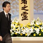 El primer ministro Shinzo Abe en el acto en recuerdo de las víctimas