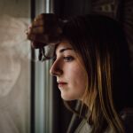 Vivimos hiperconectados con el exterior y poco conectados con nuestro interior. Necesitamos tener puesta la radio o la televisión para tapar el silencio, o estar chateando con el móvil para no sentirnos solos