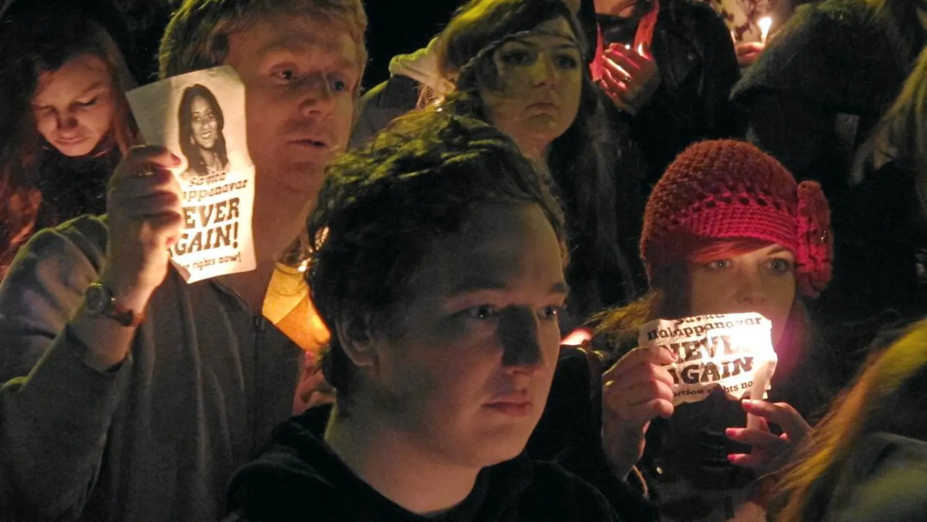 Vigilia de activistas a favor del aborto frente a la sede del Gobierno irlandés en 2013