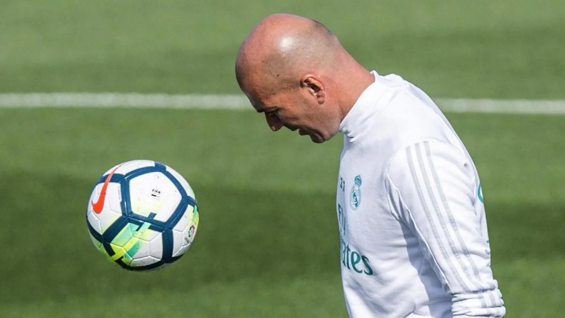 El técnico del Real Madrid, Zinedine Zidane, durante el entrenamiento del equipo, hoy en Valdebebas