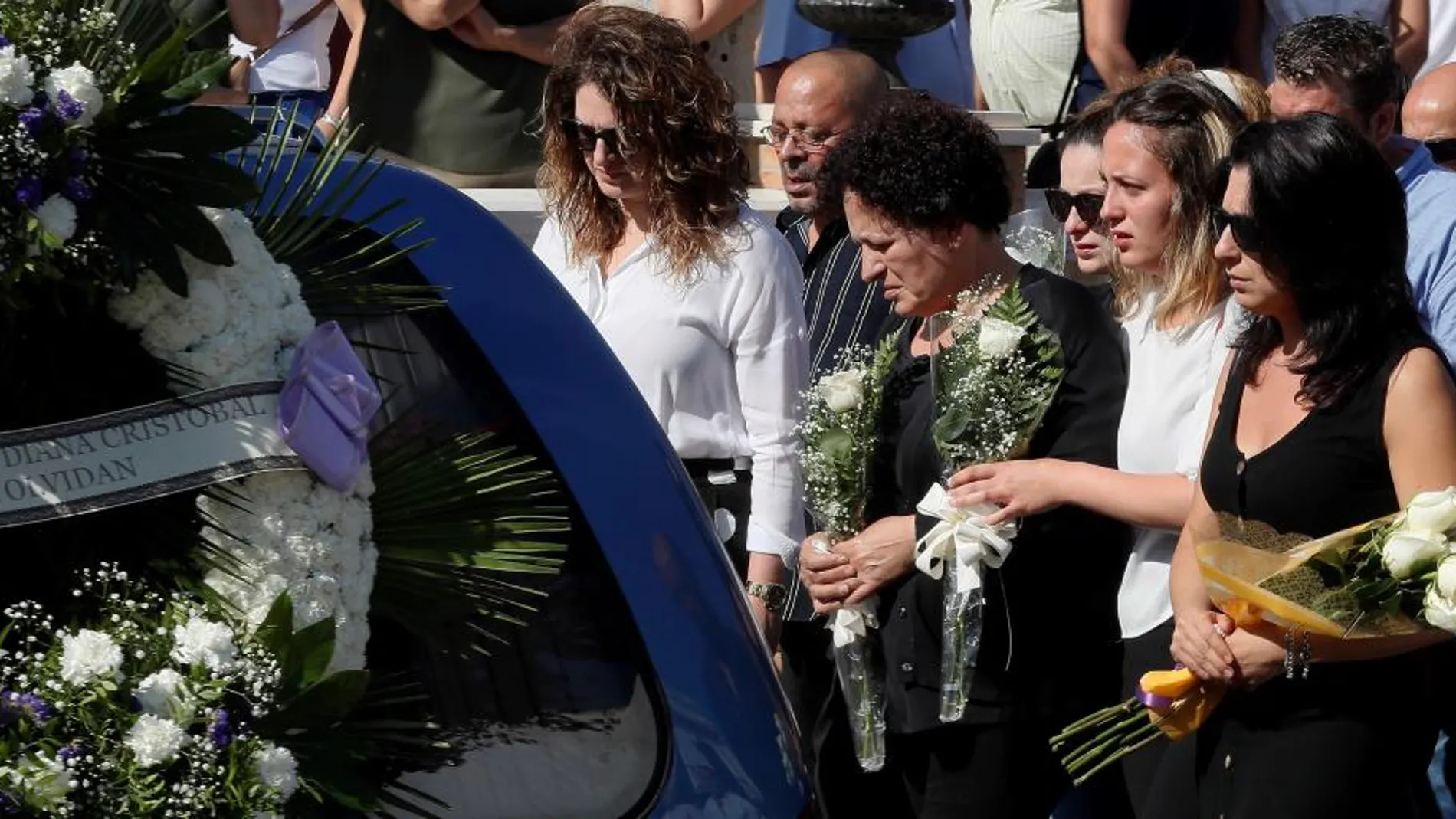 Familiares y amigos de los tres vecinos de Pilas fallecidos el 9 de julio en caso de violencia machista en Pau asistieron hoy al funeral (Fotos: Efe)