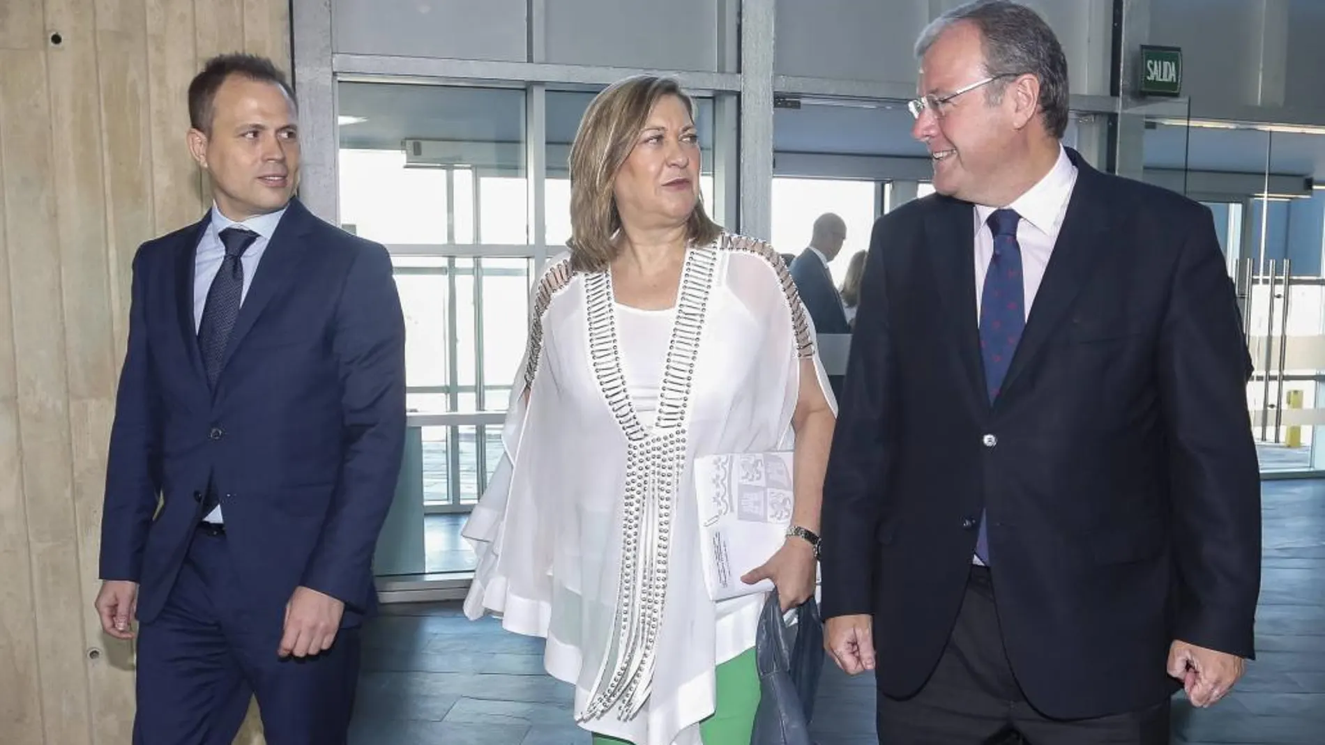 Alberto Hernández, Pilar del Olmo y Antonio Silván, momentos antes de la firma del convenio