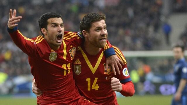 El centrocampista de la selección española, Pedro Rodríguez (i) celebra con su compañero Xabi Alonso (d) su gol ante Francia