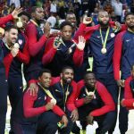 Los jugadores de la selección de baloncesto de EE UU con la medalla de oro